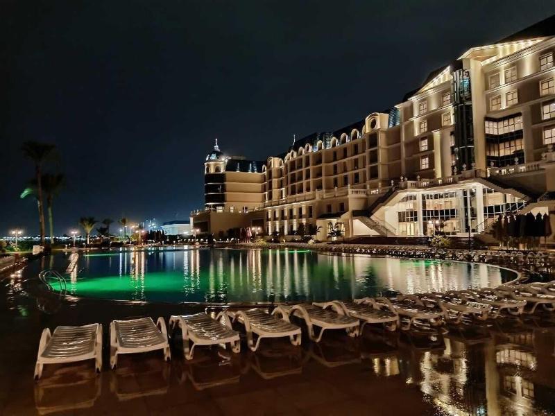 Tolip El Forsan Hotel Iszmáilija Kültér fotó The hotel at night