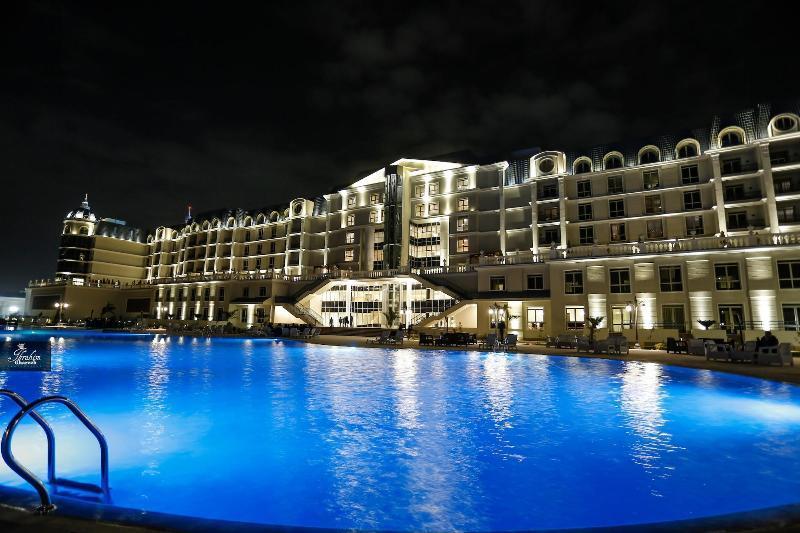Tolip El Forsan Hotel Iszmáilija Kültér fotó The hotel at night