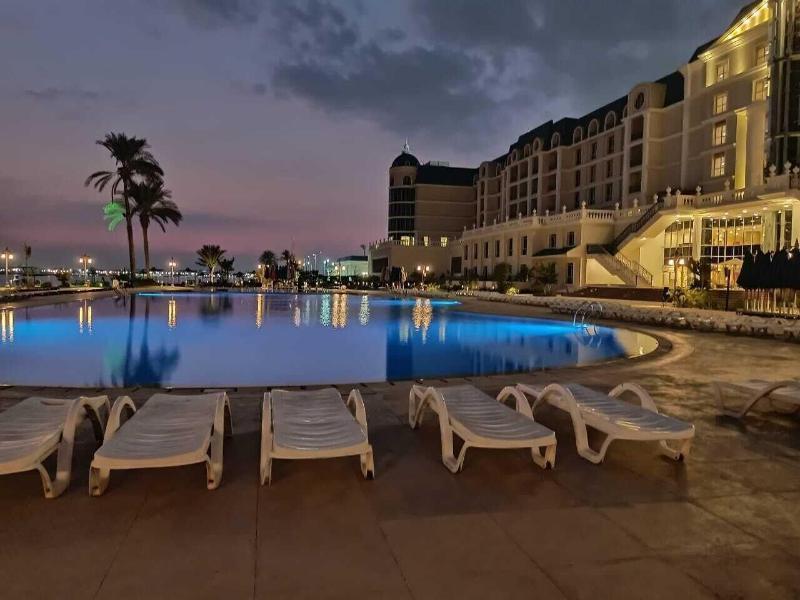 Tolip El Forsan Hotel Iszmáilija Kültér fotó The pool at the hotel