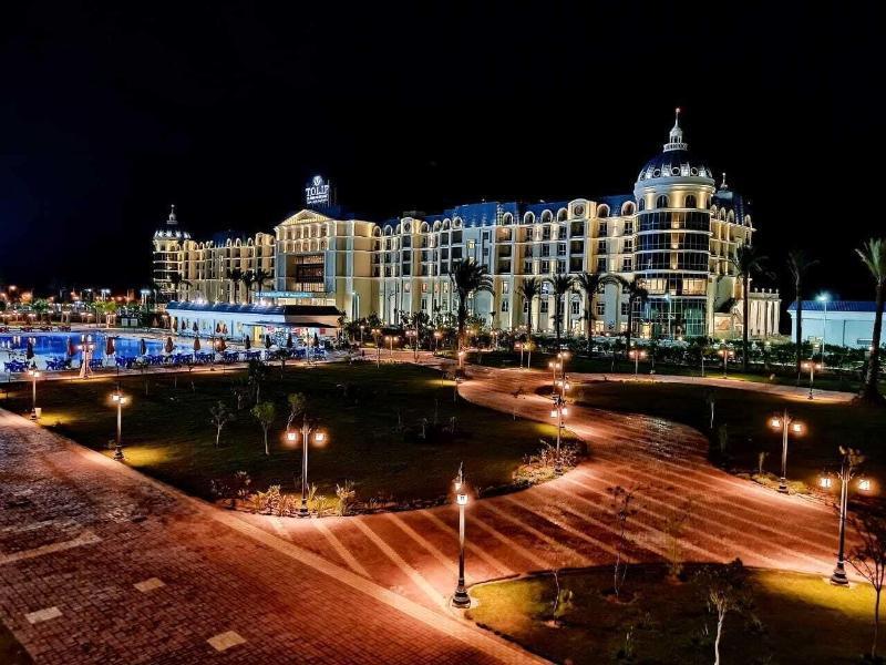 Tolip El Forsan Hotel Iszmáilija Kültér fotó The Atlantis Resort at night
